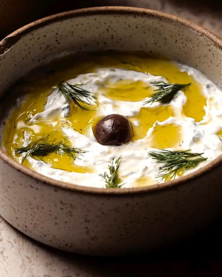 Labneh com azeite e endro servido no almoço